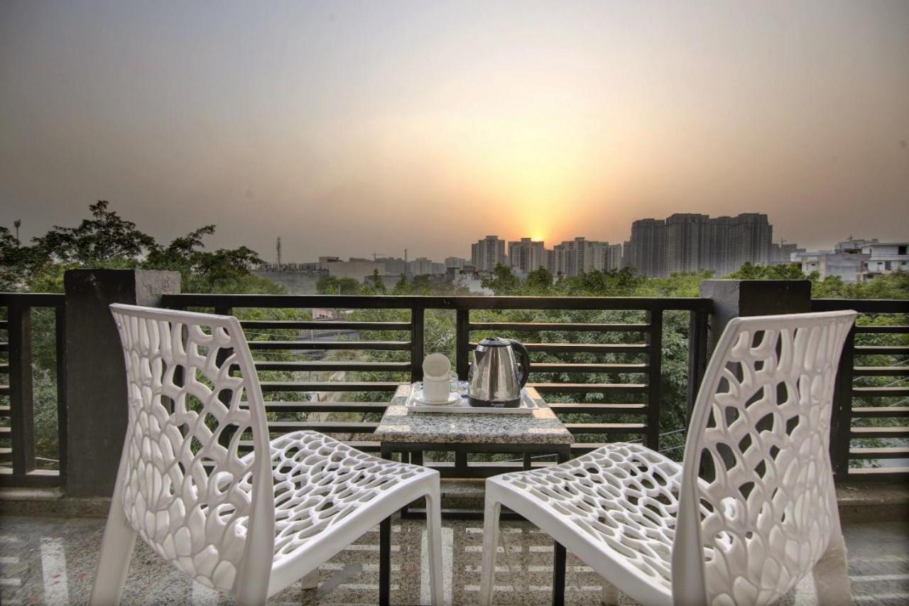 Hotel Premier Noida 135 Экстерьер фото