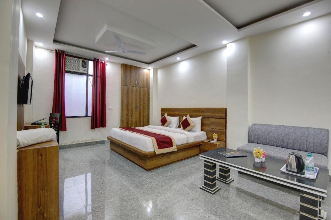 Hotel Premier Noida 135 Экстерьер фото