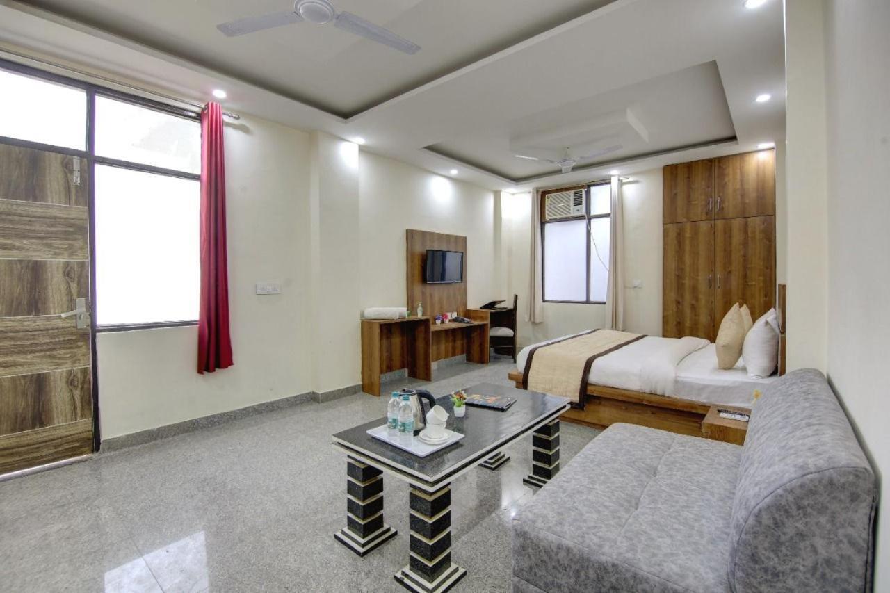 Hotel Premier Noida 135 Экстерьер фото