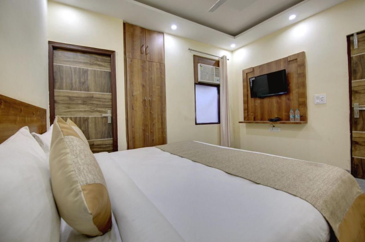 Hotel Premier Noida 135 Экстерьер фото
