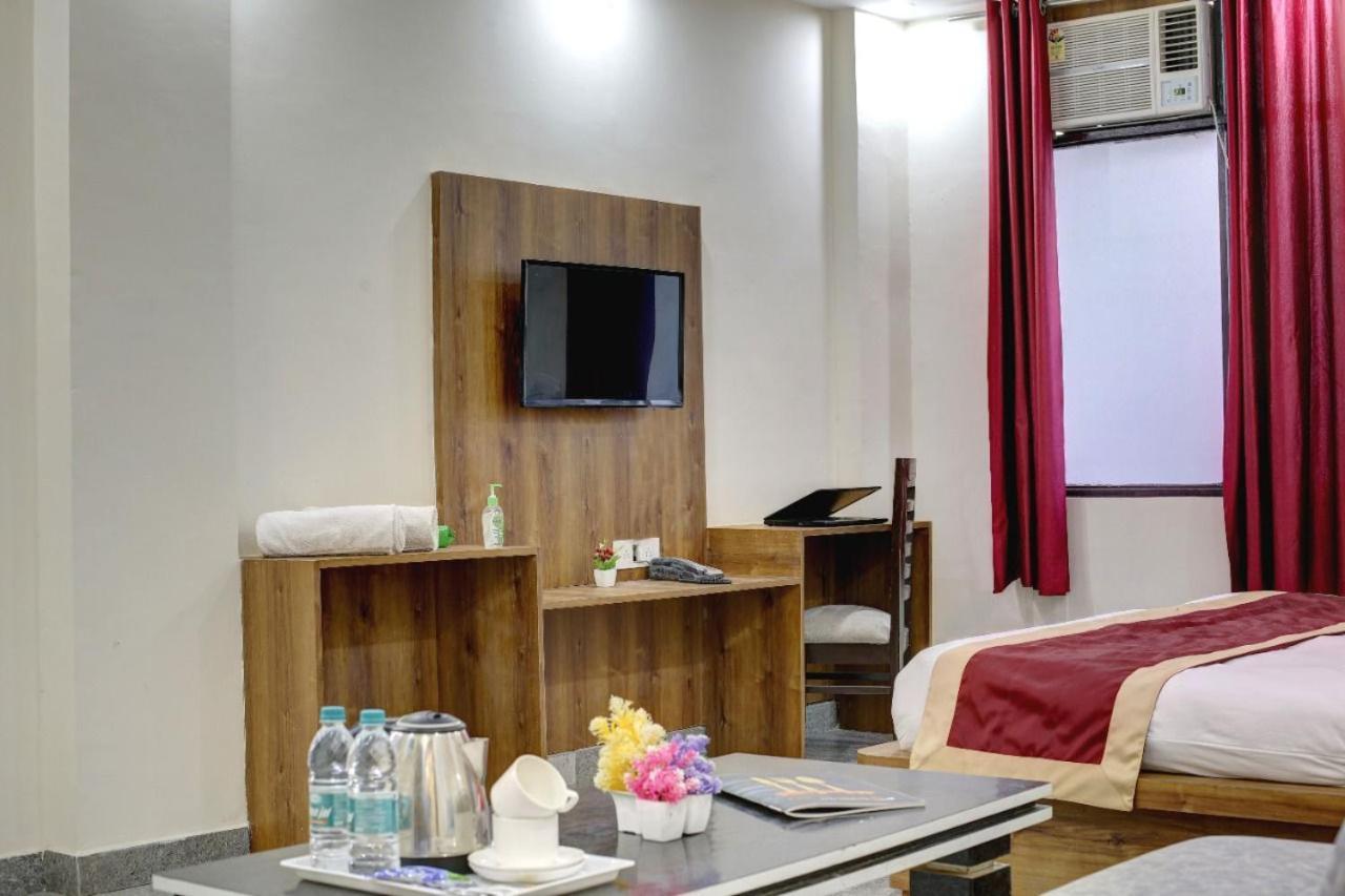 Hotel Premier Noida 135 Экстерьер фото